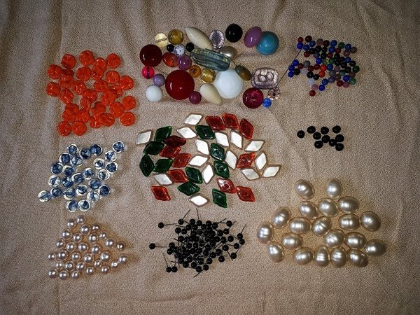 Lot n°3 : perles et cabochons GUEGAN PERLES