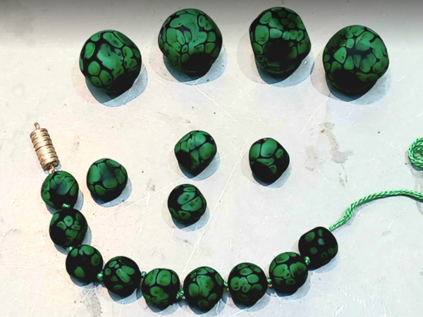 Perles vert et noir à facettes dépolies