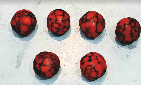 Perles rouge et noir à facettes dépolies 20mm